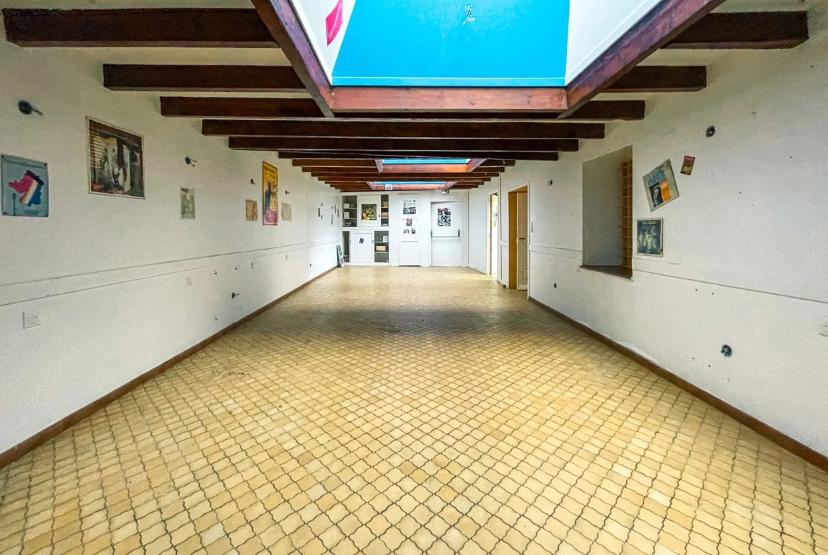 Immeuble à vendre à Quintin avec restaurant, appartement et hangar sécurisé 