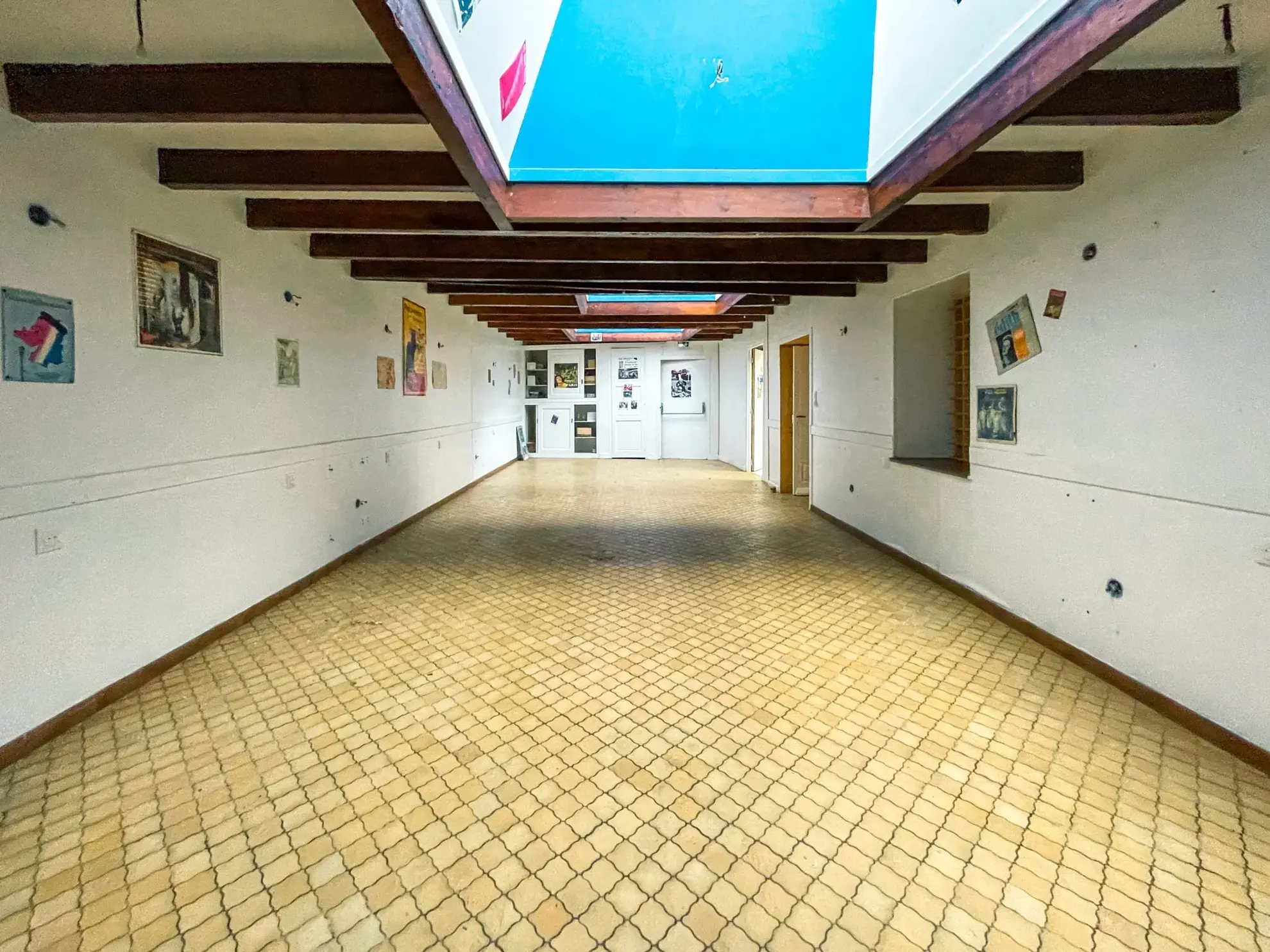 Immeuble à vendre à Quintin avec restaurant, appartement et hangar sécurisé 