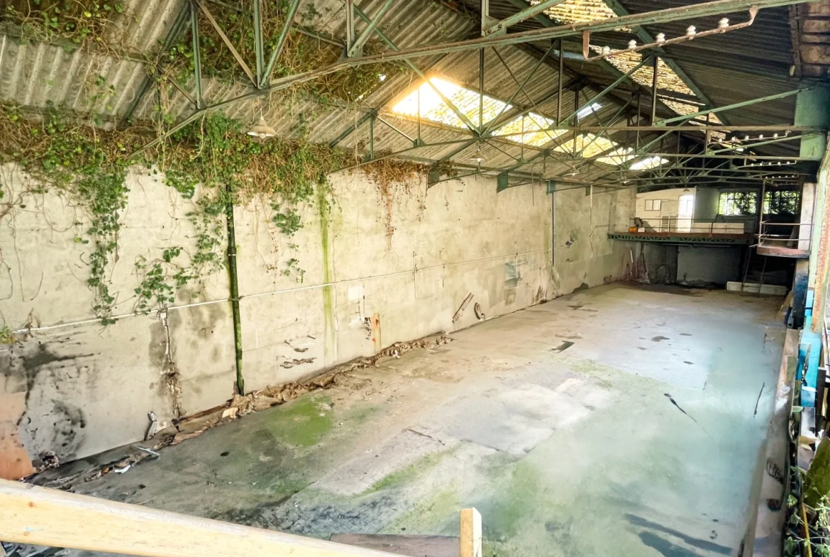 Immeuble à vendre à Quintin avec restaurant, appartement et hangar sécurisé 