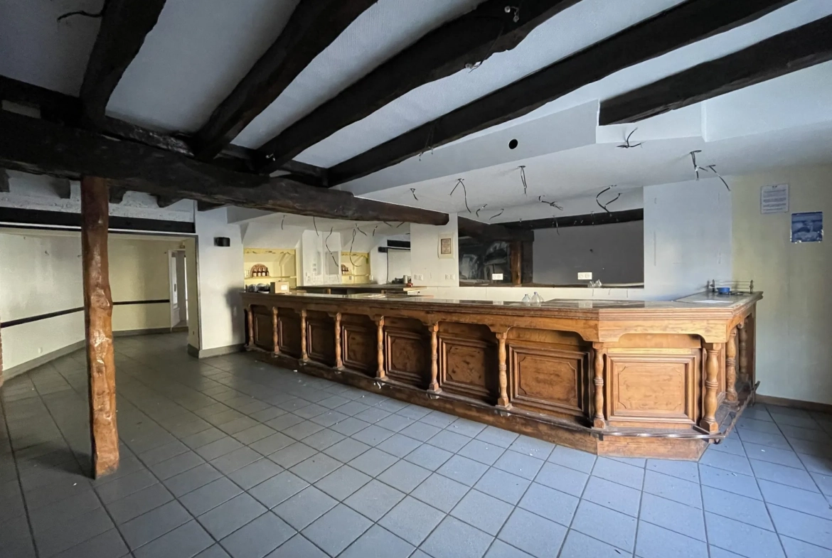Immeuble à vendre à Quintin avec restaurant, appartement et hangar sécurisé 