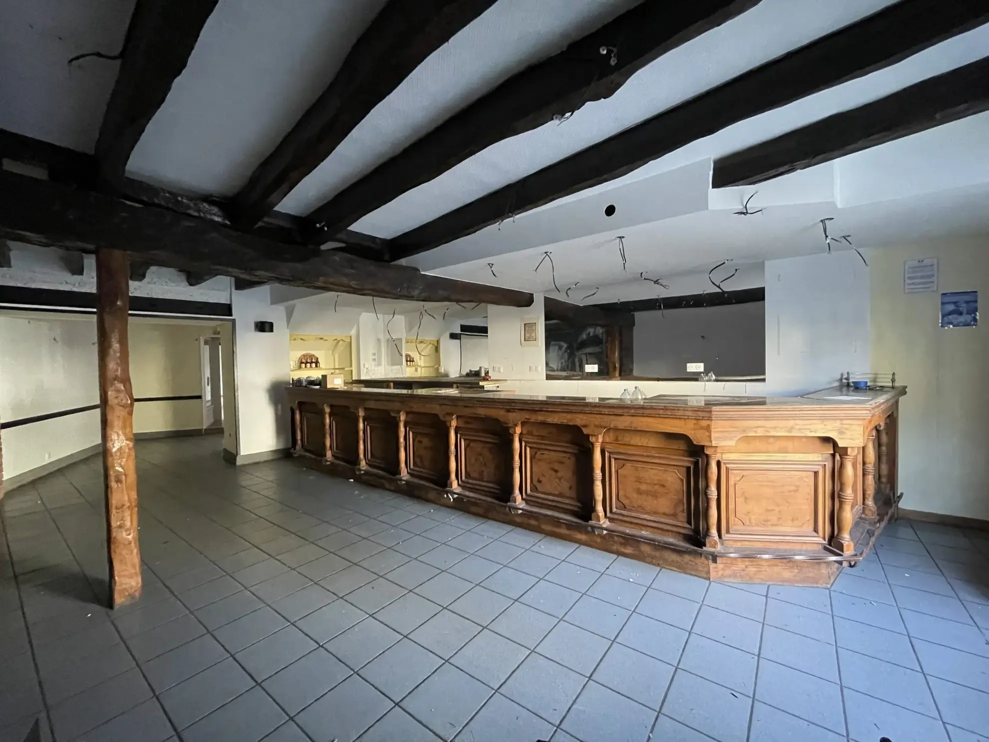Immeuble à vendre à Quintin avec restaurant, appartement et hangar sécurisé 