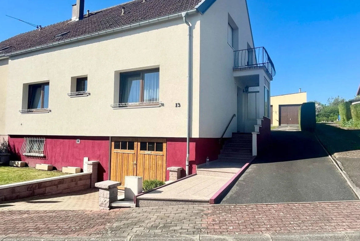 Maison semi-mitoyenne spacieuse avec jardins et garages à Rouhling 