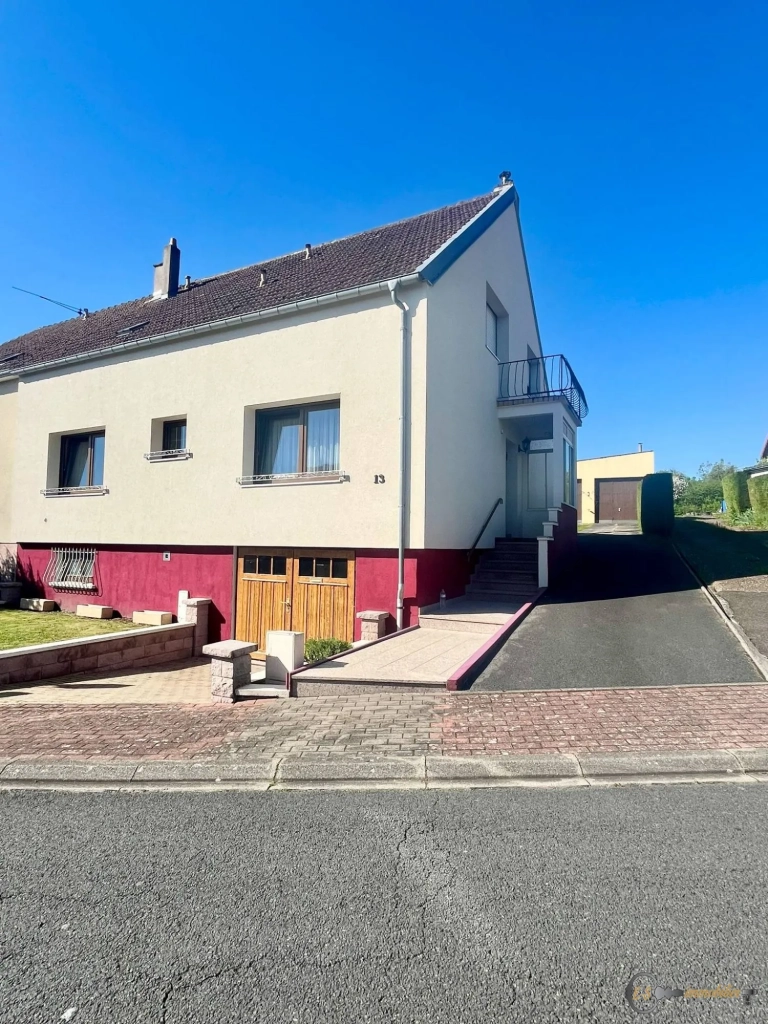 Maison semi-mitoyenne spacieuse avec jardins et garages à Rouhling