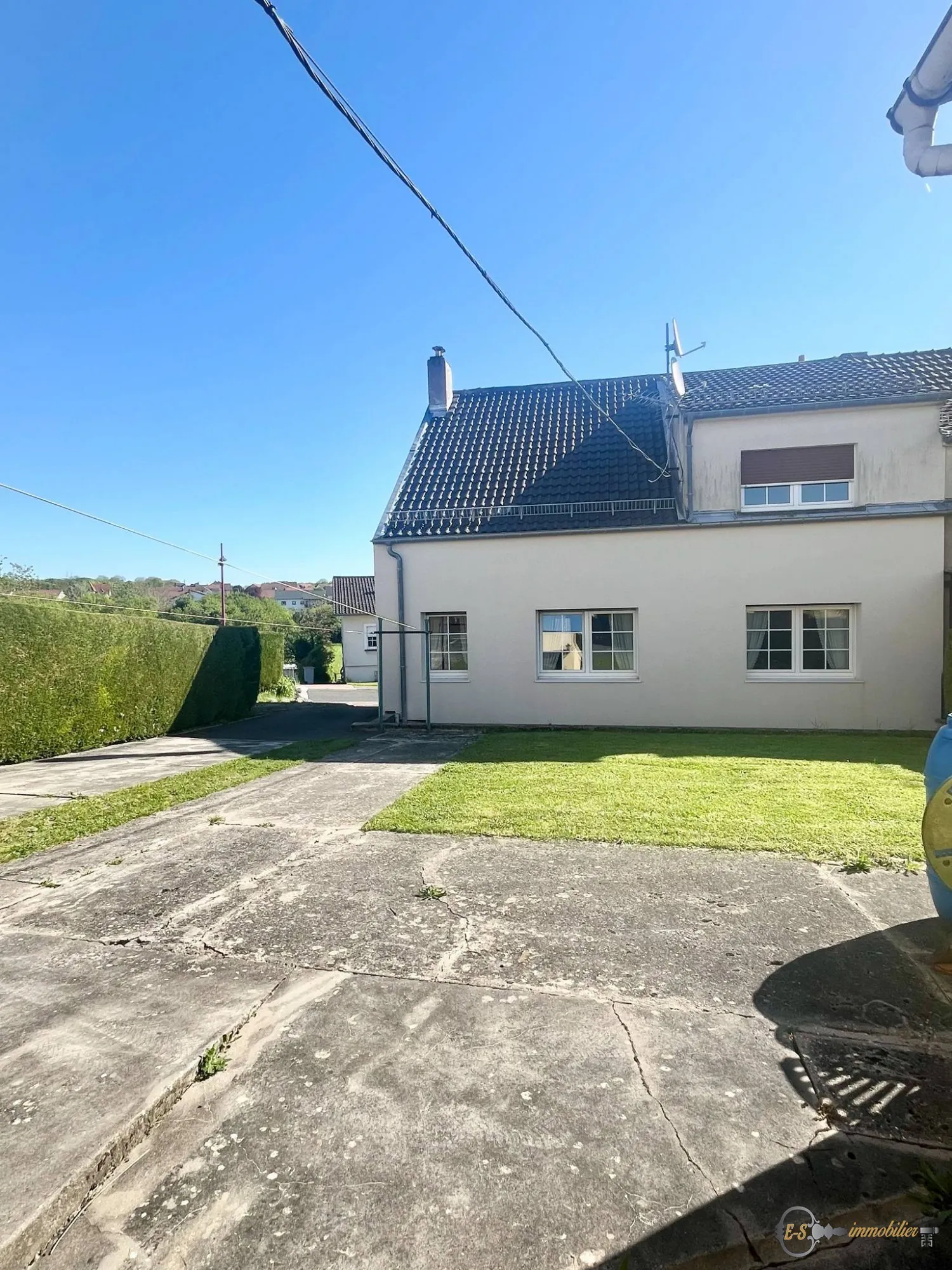 Maison semi-mitoyenne spacieuse avec jardins et garages à Rouhling 