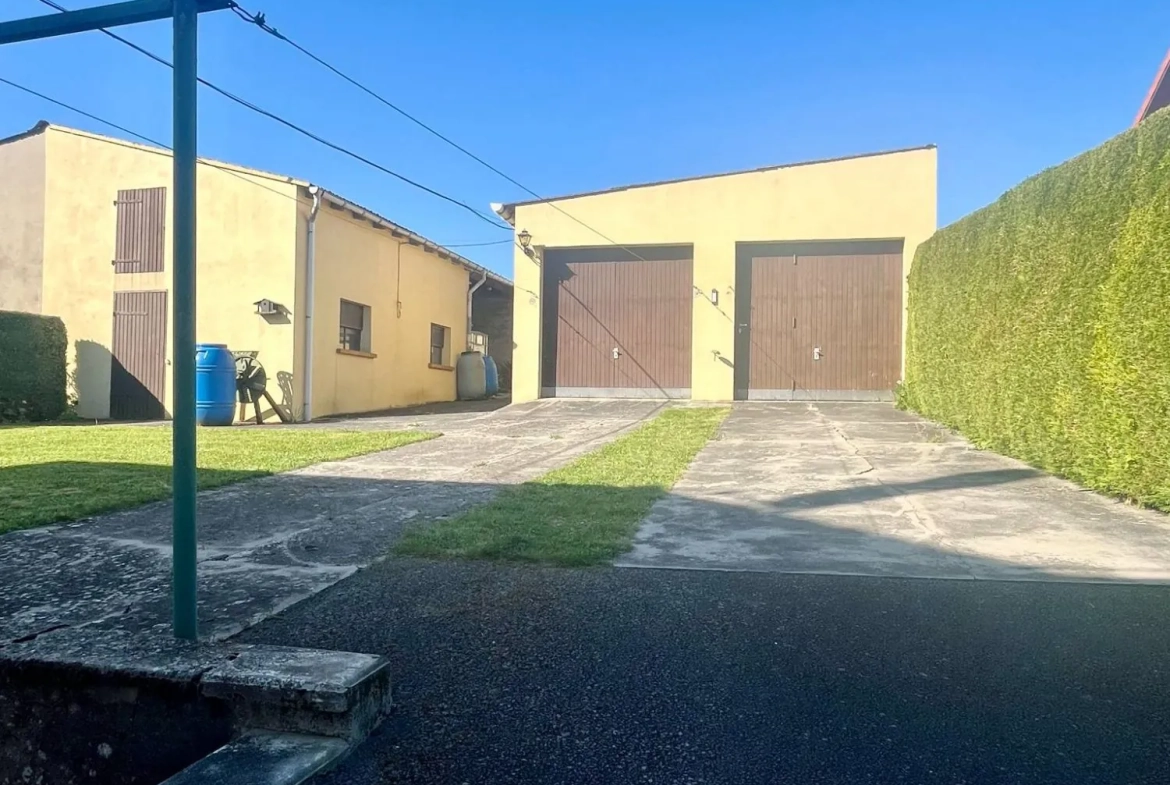 Maison semi-mitoyenne spacieuse avec jardins et garages à Rouhling 
