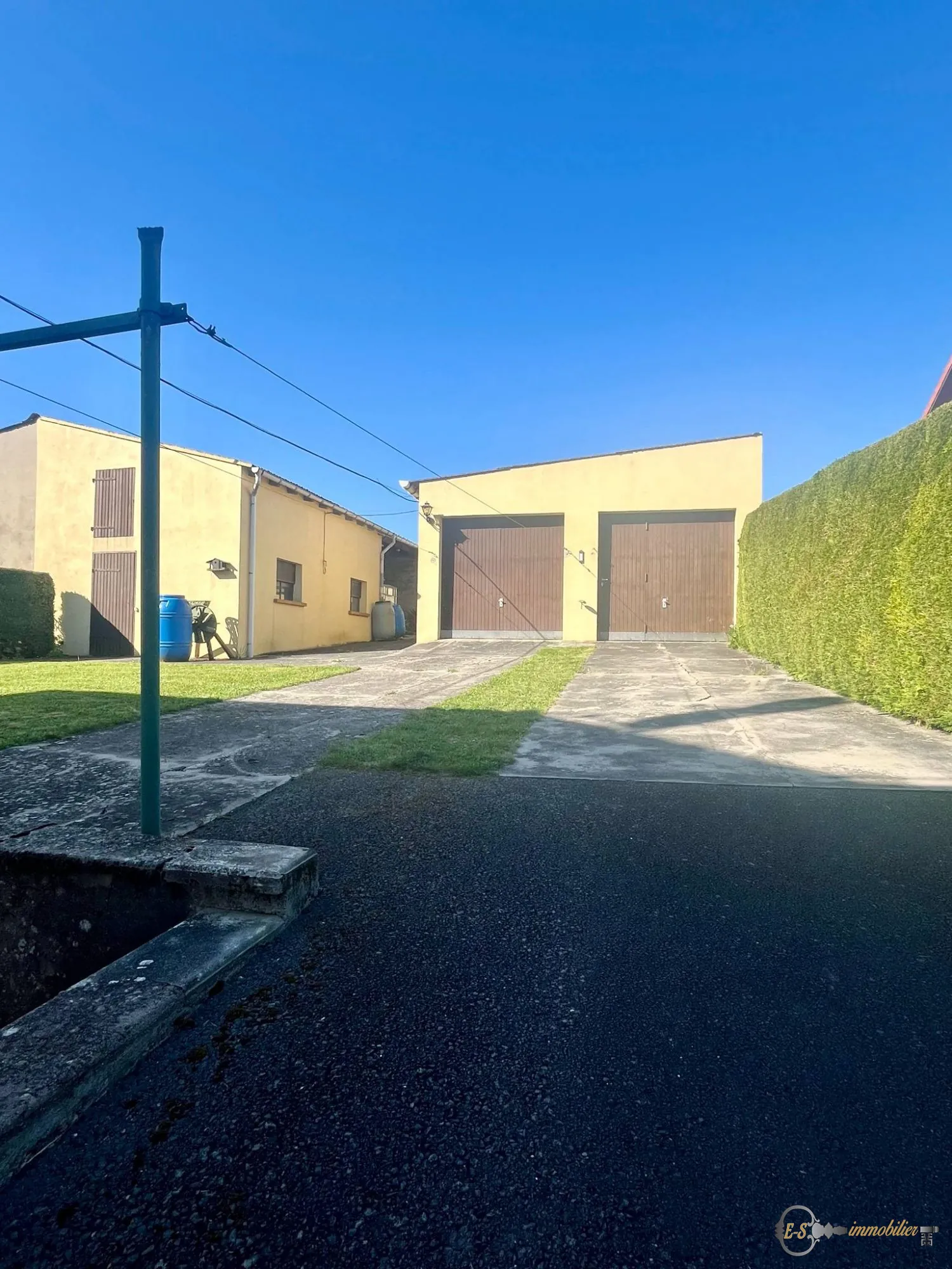 Maison semi-mitoyenne spacieuse avec jardins et garages à Rouhling 
