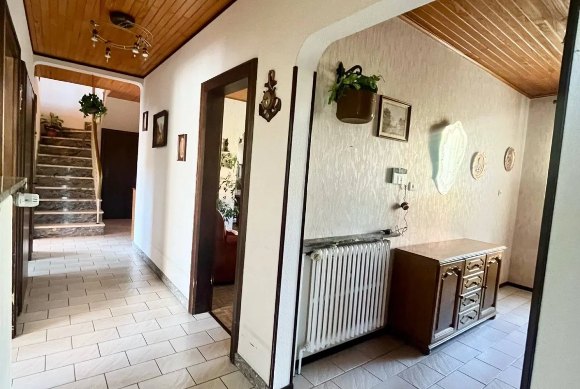 Maison semi-mitoyenne spacieuse avec jardins et garages à Rouhling 
