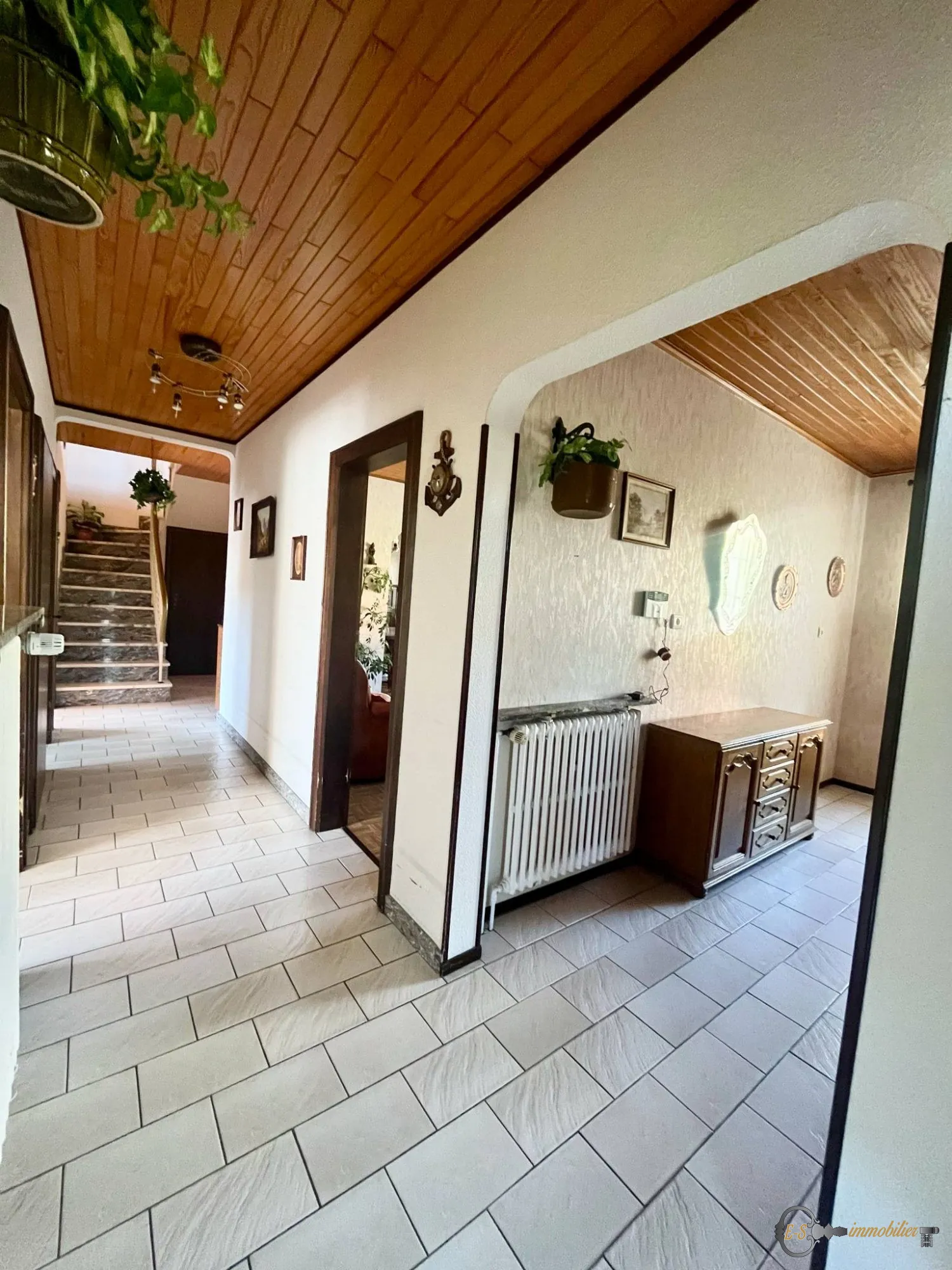 Maison semi-mitoyenne spacieuse avec jardins et garages à Rouhling 