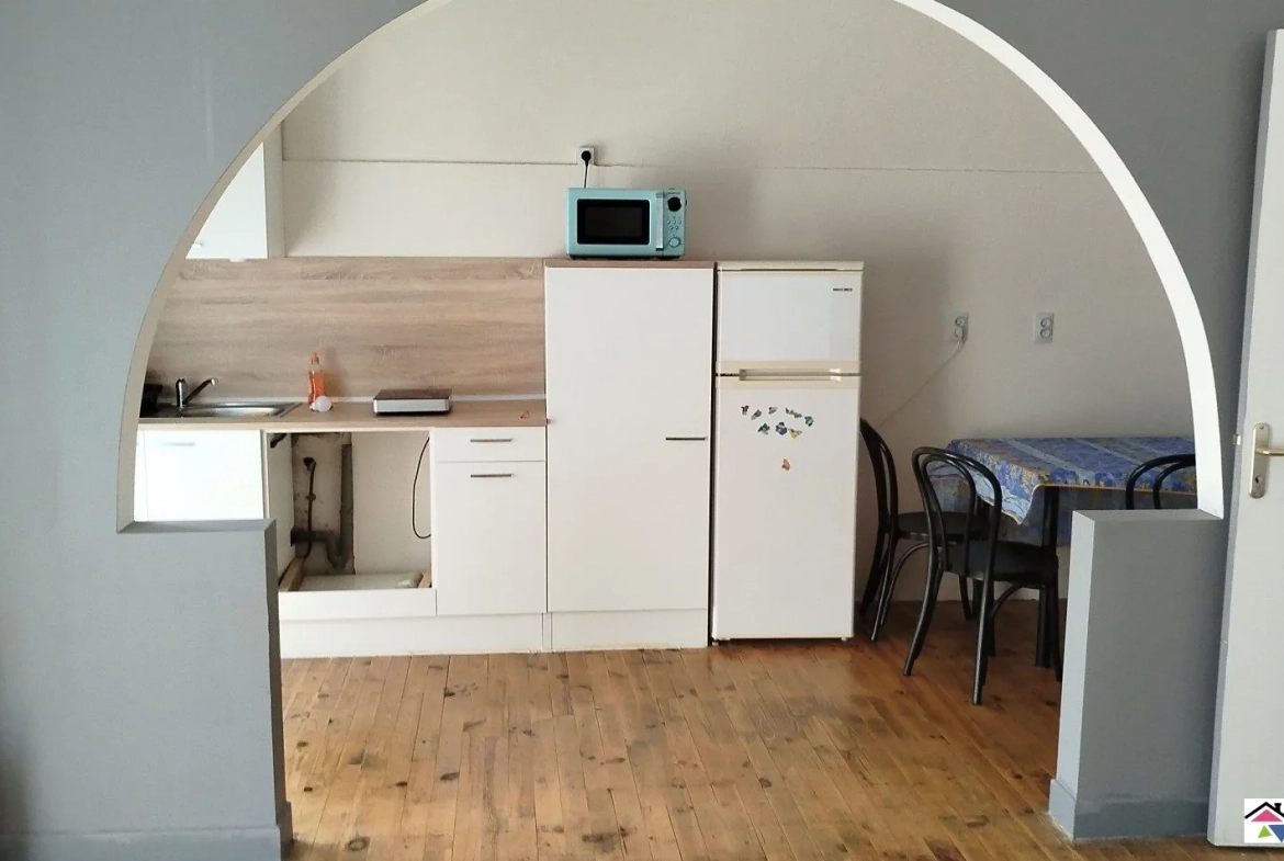Immeuble rénové avec local commercial, appartements et dépendances à Aubin 