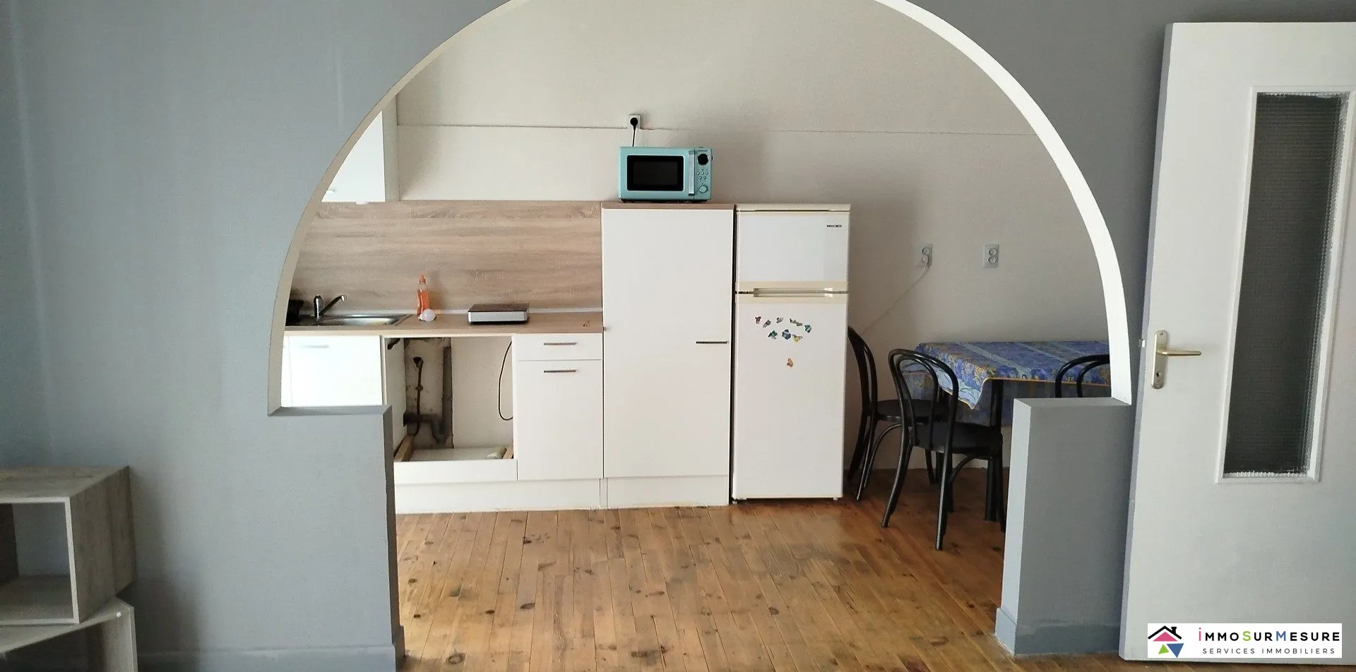 Immeuble rénové avec local commercial, appartements et dépendances à Aubin 