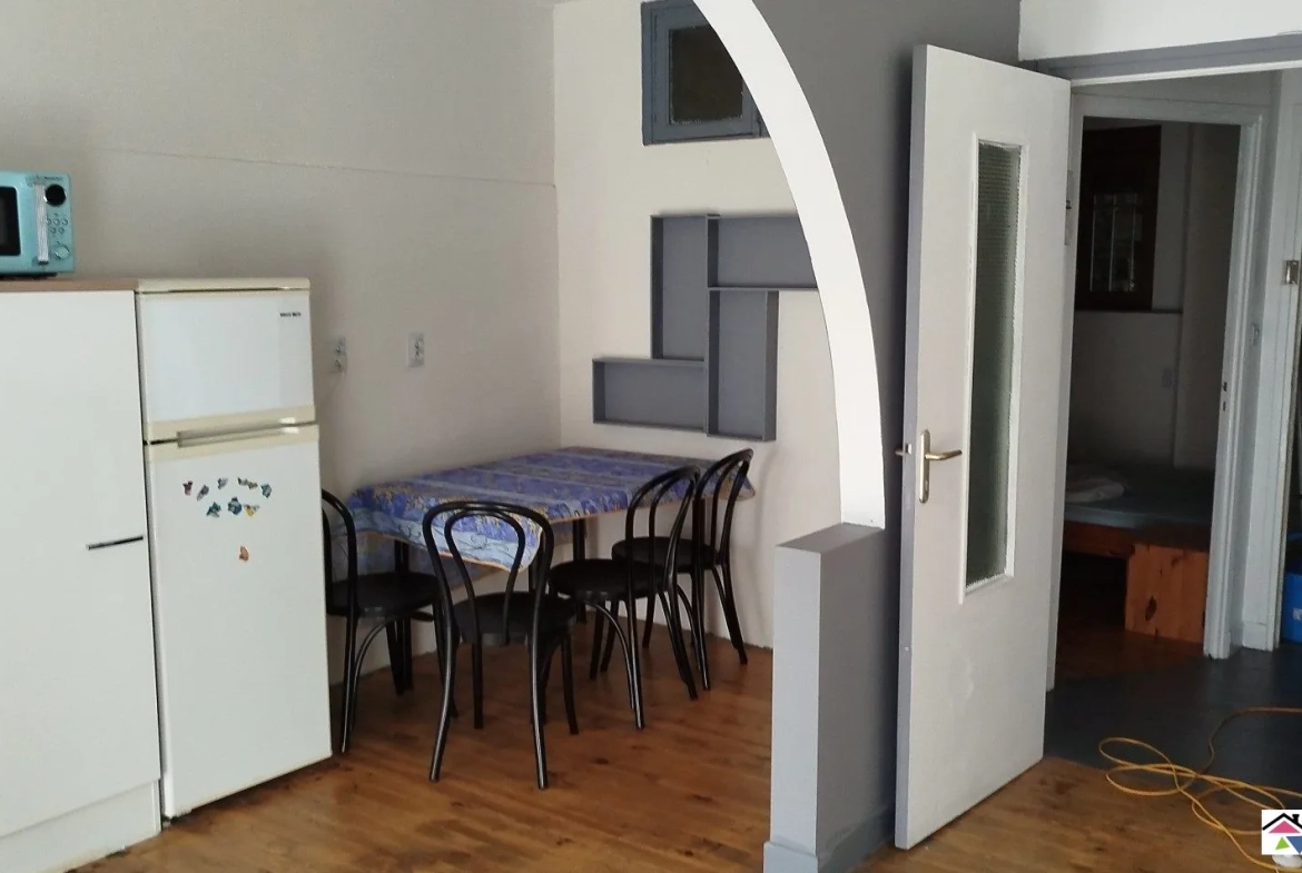 Immeuble rénové avec local commercial, appartements et dépendances à Aubin 