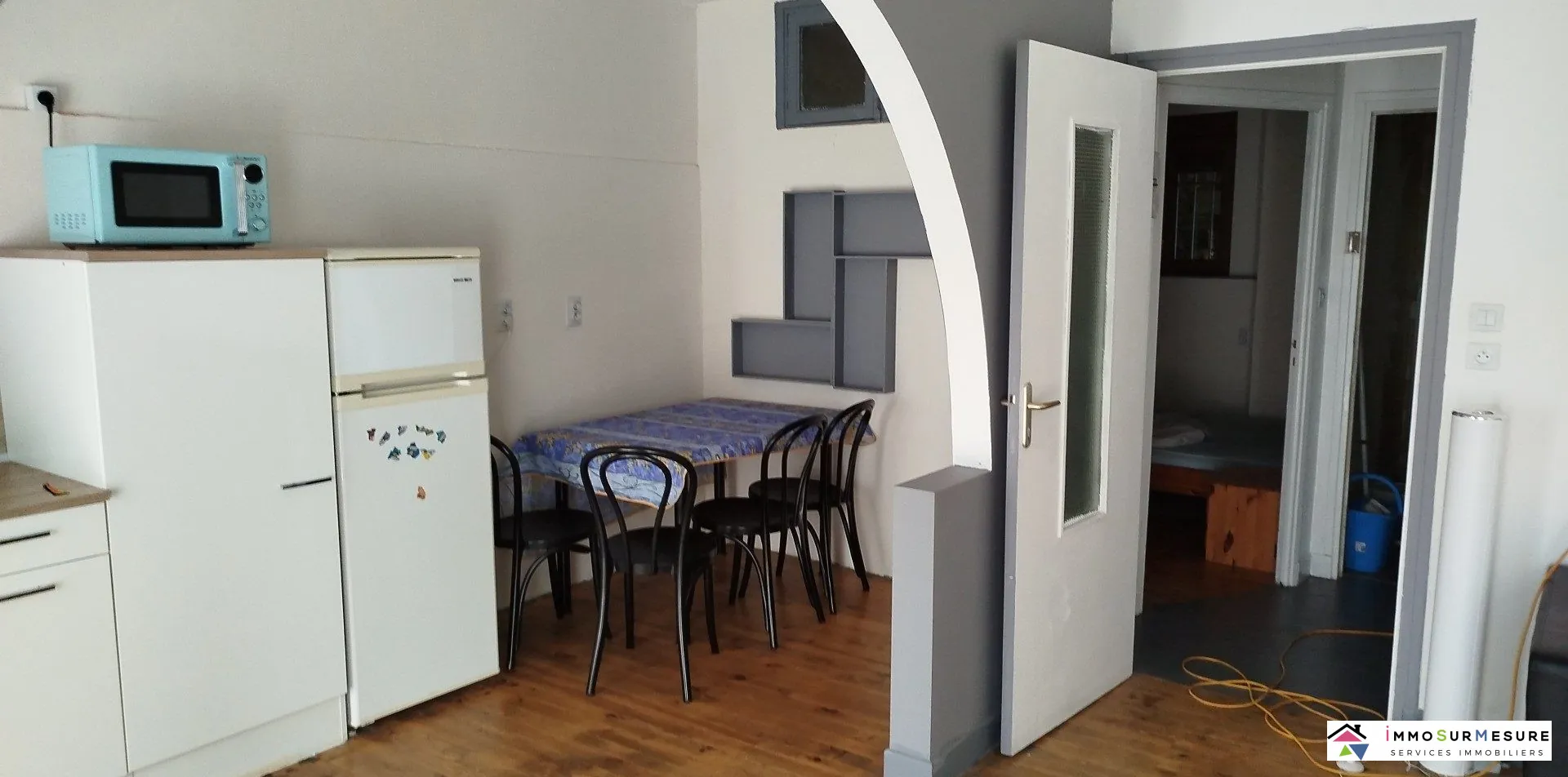 Immeuble rénové avec local commercial, appartements et dépendances à Aubin 