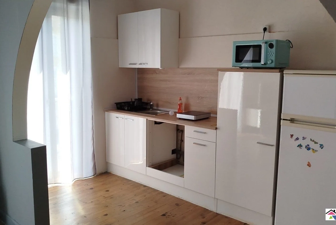 Immeuble rénové avec local commercial, appartements et dépendances à Aubin 