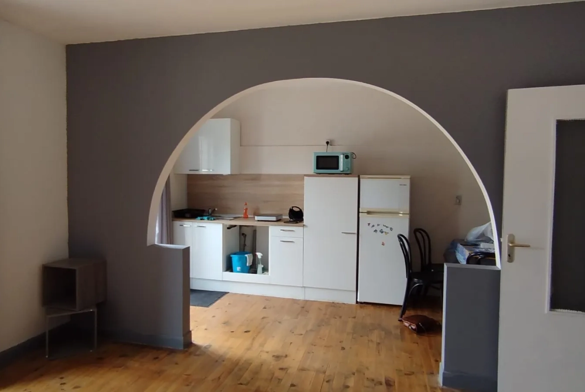 Immeuble rénové avec local commercial, appartements et dépendances à Aubin 