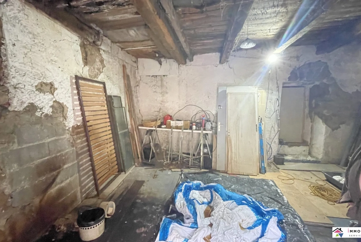 Immeuble rénové avec local commercial, appartements et dépendances à Aubin 