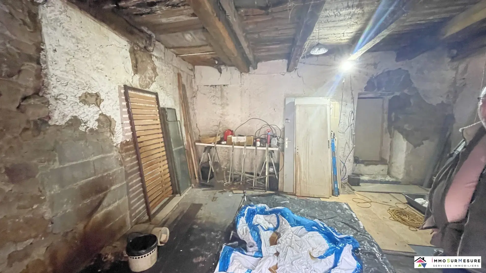 Immeuble rénové avec local commercial, appartements et dépendances à Aubin 