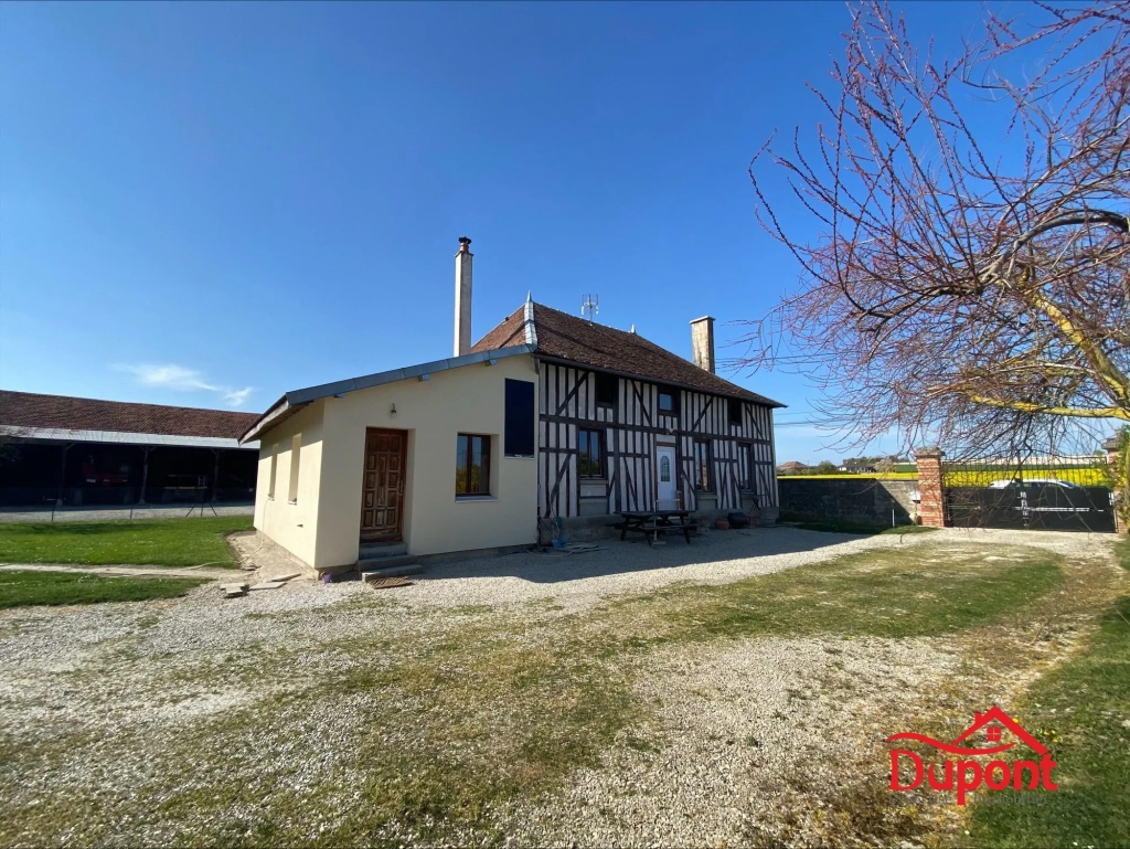 Maison ancienne avec terrain de 4700 m² et vue campagne à Mesnil-Lettre