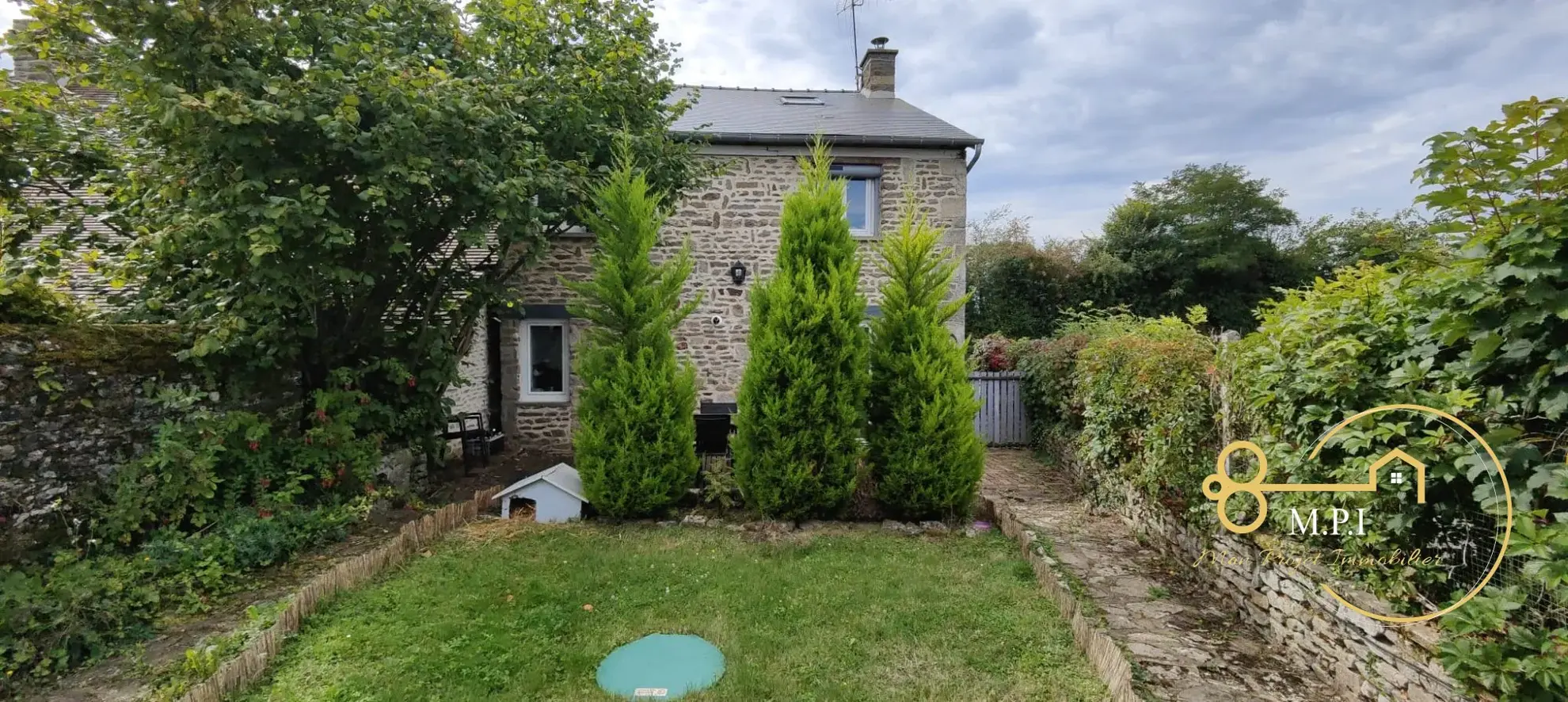 Maison en pierre à vendre près d'Alençon avec garage et terrain clos 