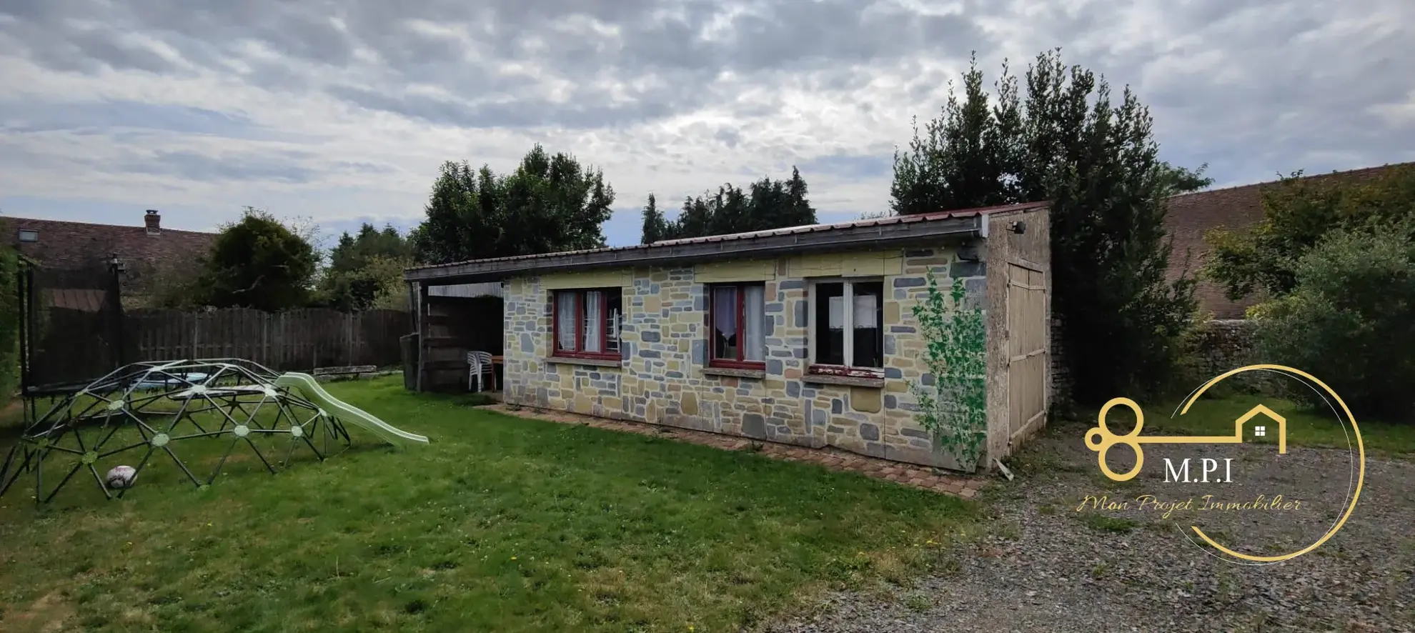Maison en pierre à vendre près d'Alençon avec garage et terrain clos 