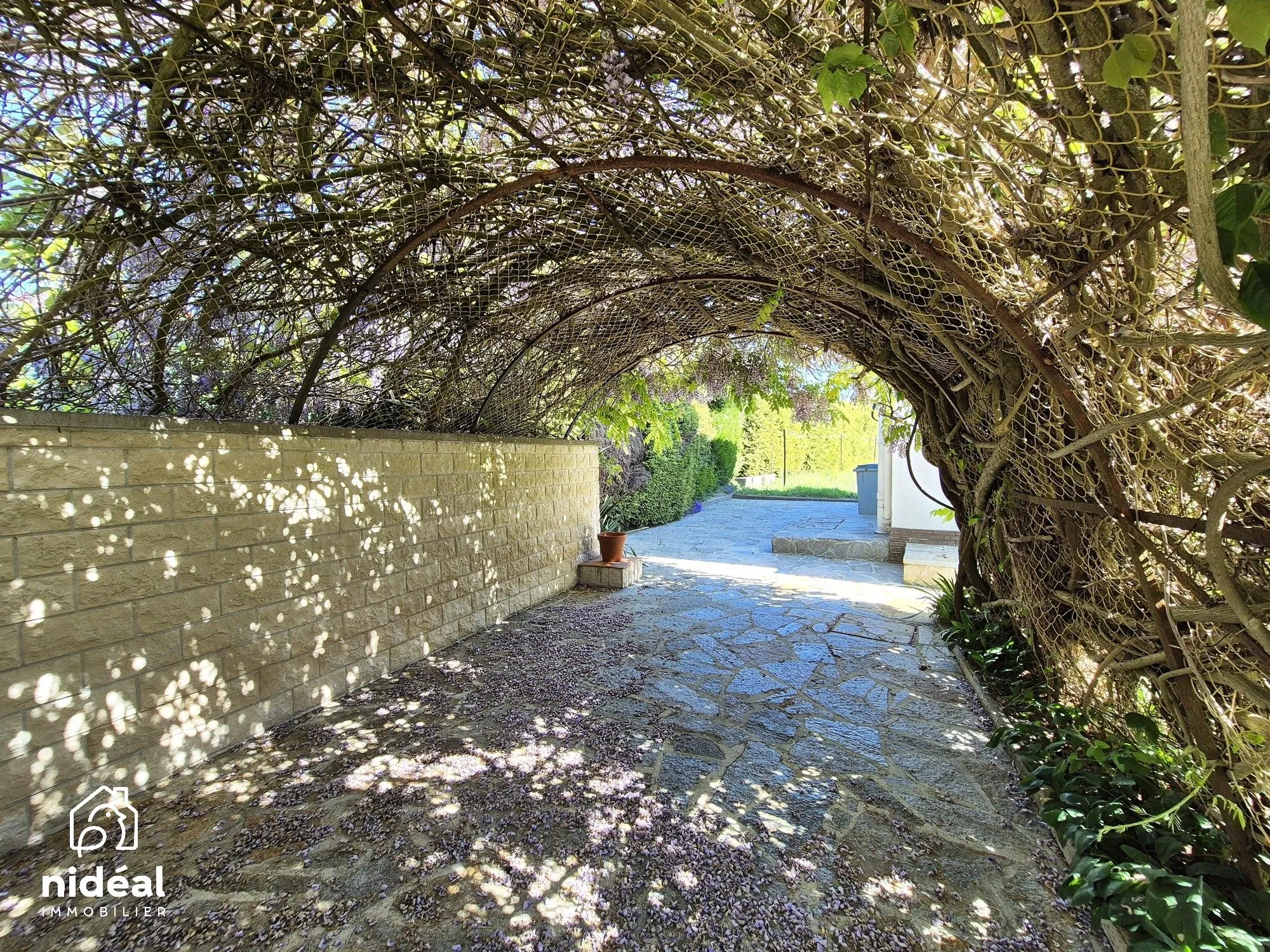 Maison à vendre à Pont-sur-Sambre, village charmant avec jardin et terrain à bâtir 