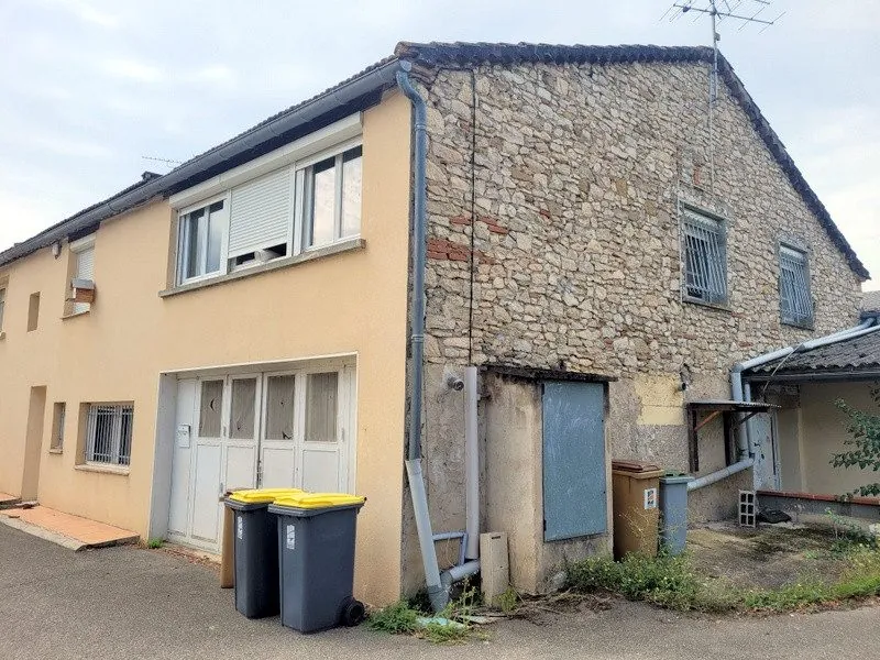 Immobilier à Puygouzon : Ensemble immobilier avec appartement loué et locaux commerciaux 
