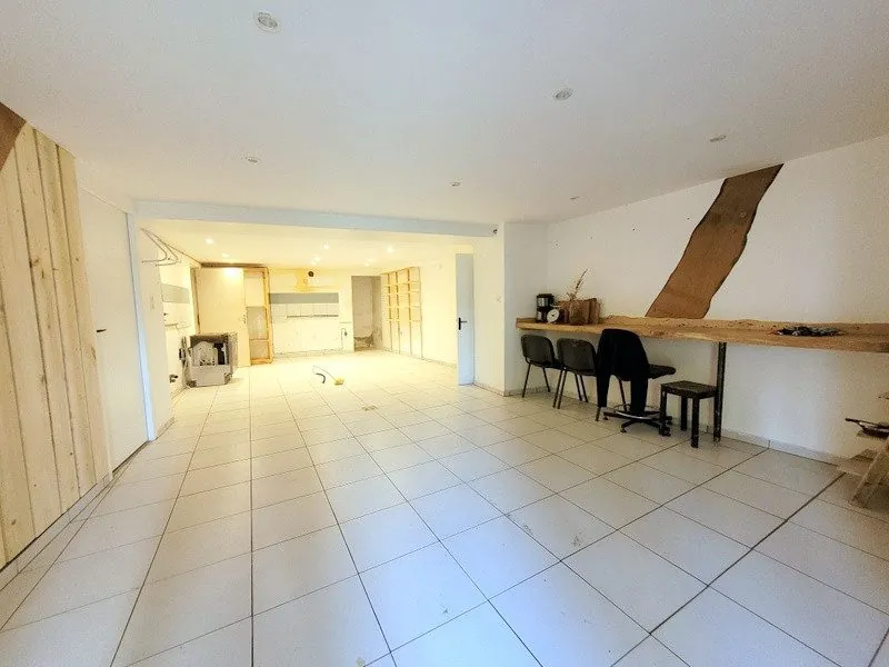 Immobilier à Puygouzon : Ensemble immobilier avec appartement loué et locaux commerciaux 