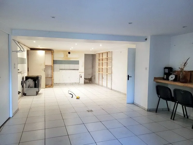 Immobilier à Puygouzon : Ensemble immobilier avec appartement loué et locaux commerciaux 