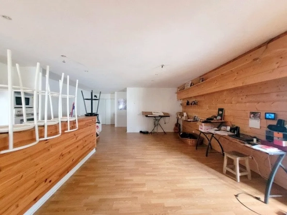 Immobilier à Puygouzon : Ensemble immobilier avec appartement loué et locaux commerciaux