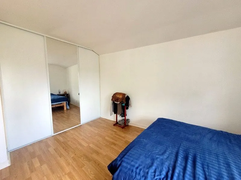 Immobilier à Puygouzon : Ensemble immobilier avec appartement loué et locaux commerciaux 