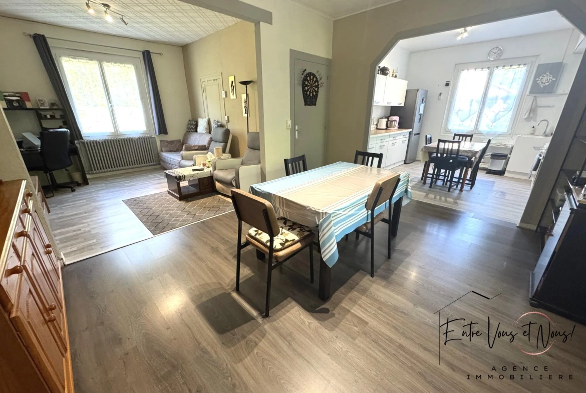 PIÈCE DE VIE Maison de plain-pied à Bazas avec jardin et dépendances proche commodités 
