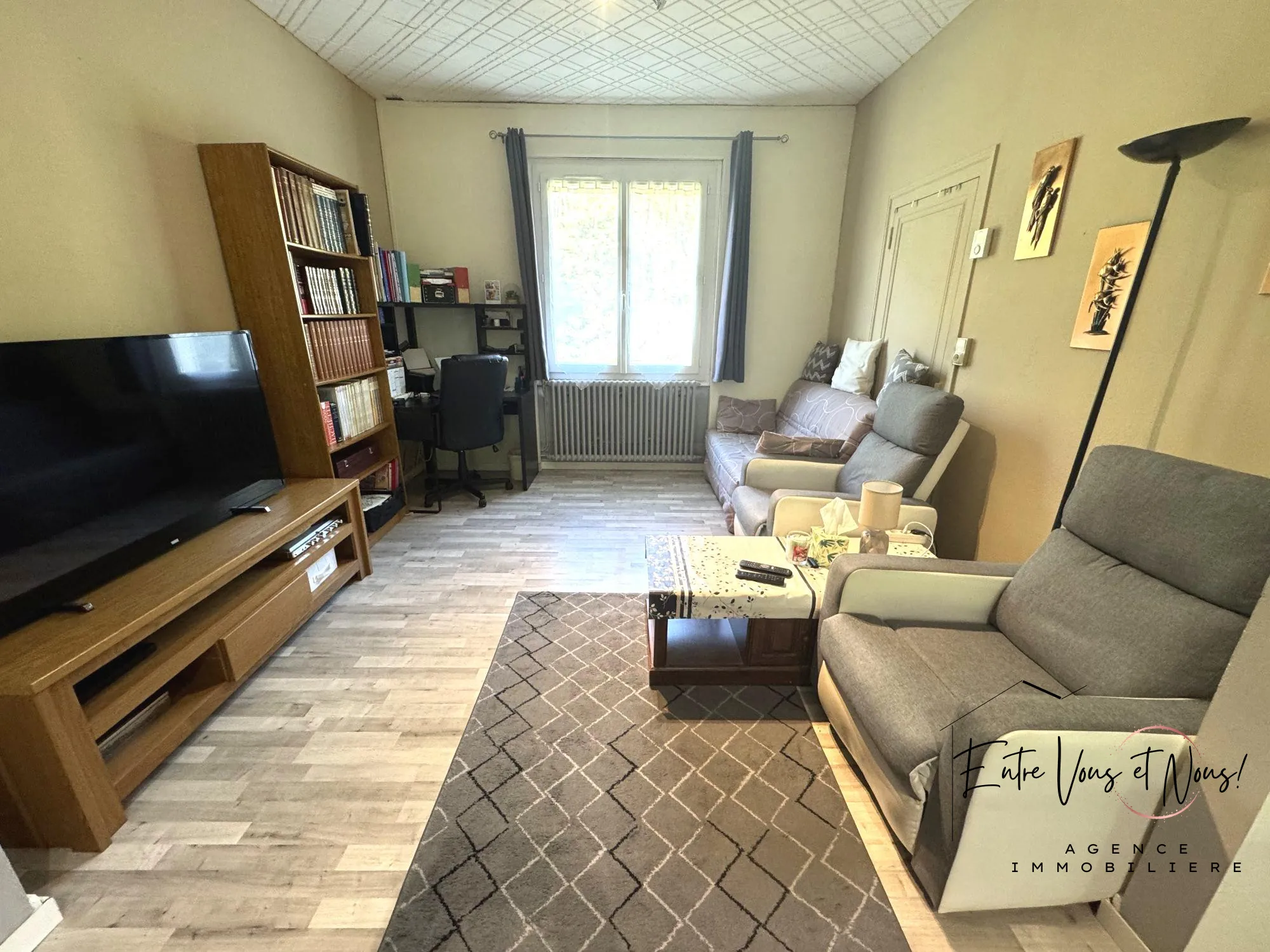 SALON  Maison de plain-pied à Bazas avec jardin et dépendances proche commodités 