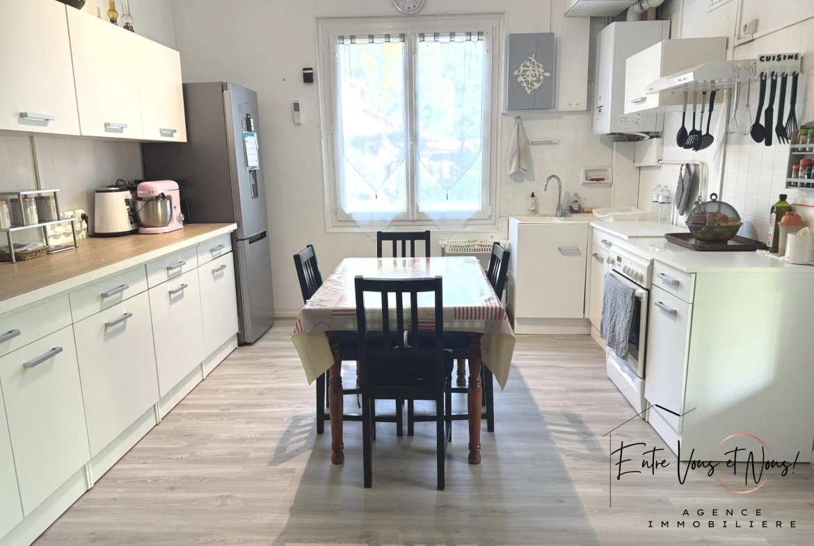 CUISINE Maison de plain-pied à Bazas avec jardin et dépendances proche commodités 