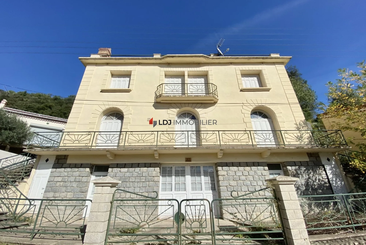 Maison de charme avec vue imprenable à Arles-sur-Tech à rénover 