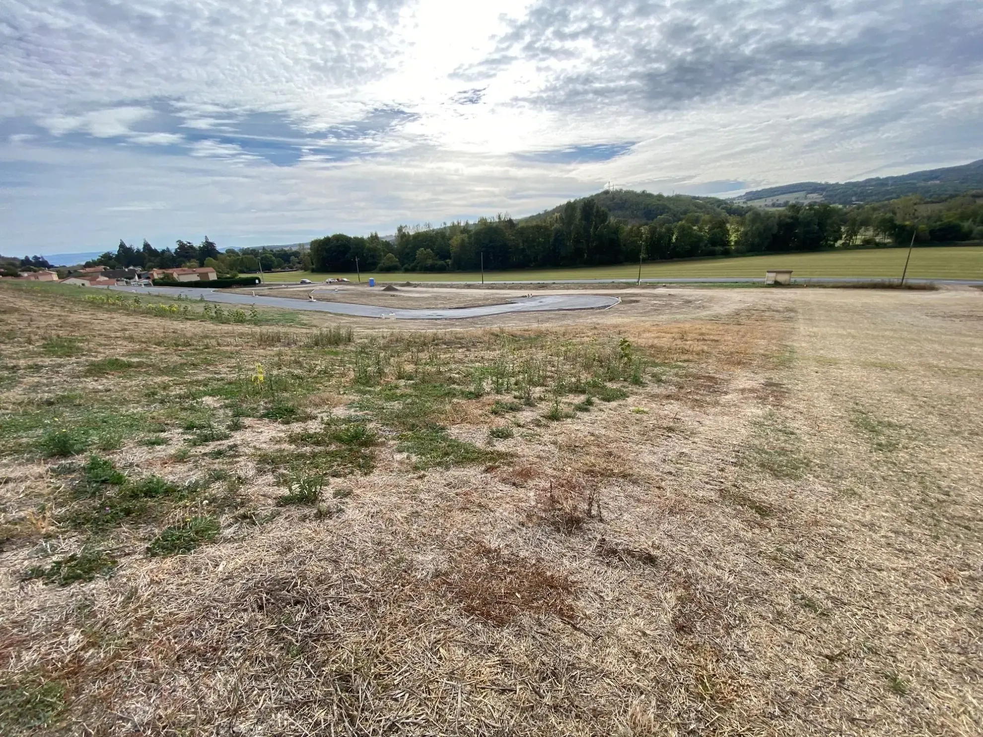 Terrain à bâtir viabilisé de 1392m² à Perrier - Libre constructeur 