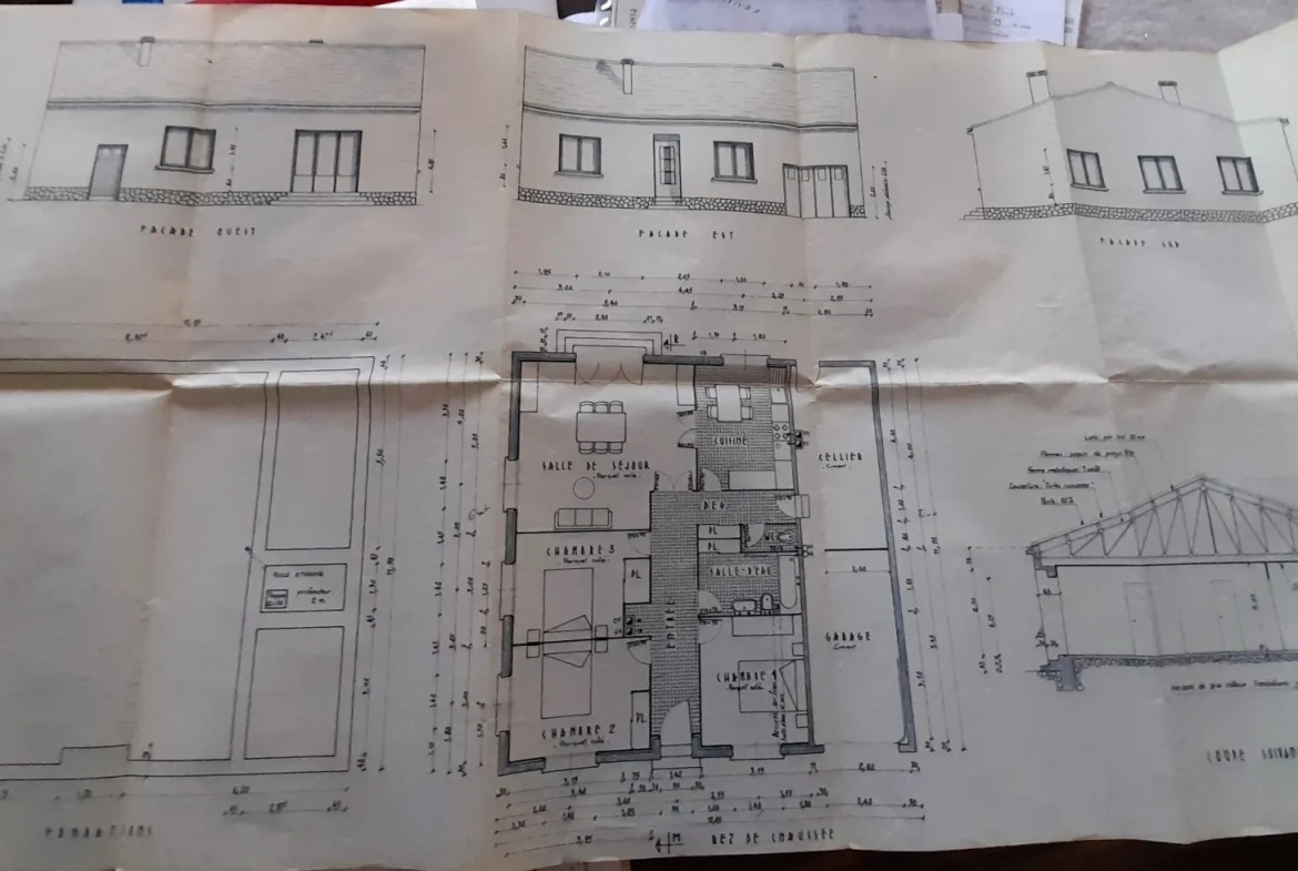 Maison de plain-pied 100 m² avec 3 chambres, garage et dépendances à La Ronde 