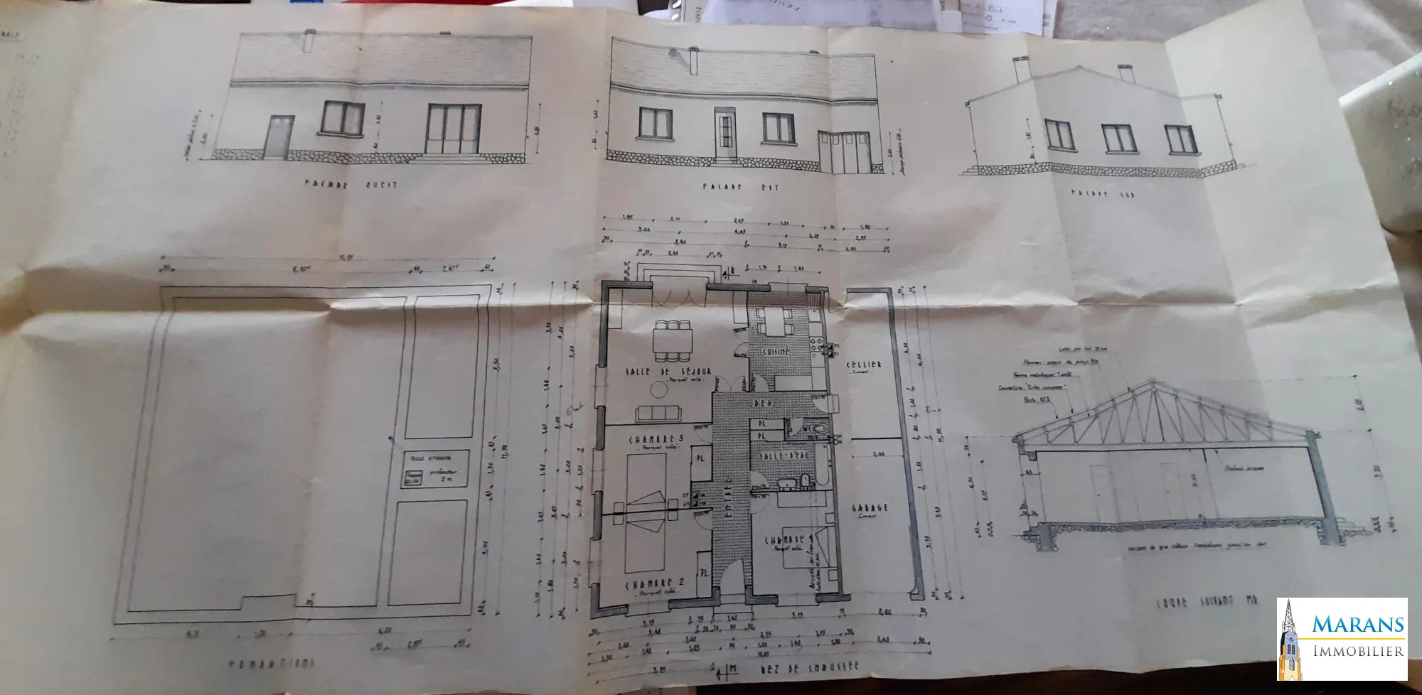 Maison de plain-pied 100 m² avec 3 chambres, garage et dépendances à La Ronde 