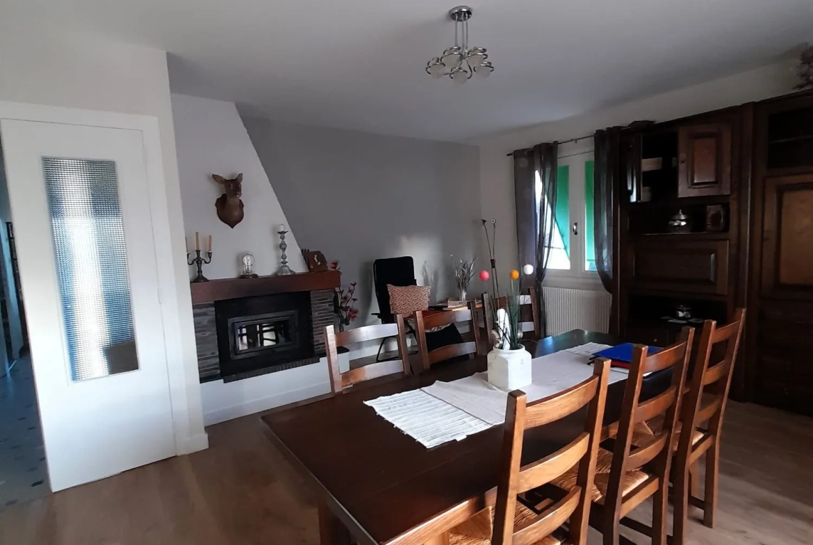 Maison de plain-pied 100 m² avec 3 chambres, garage et dépendances à La Ronde 