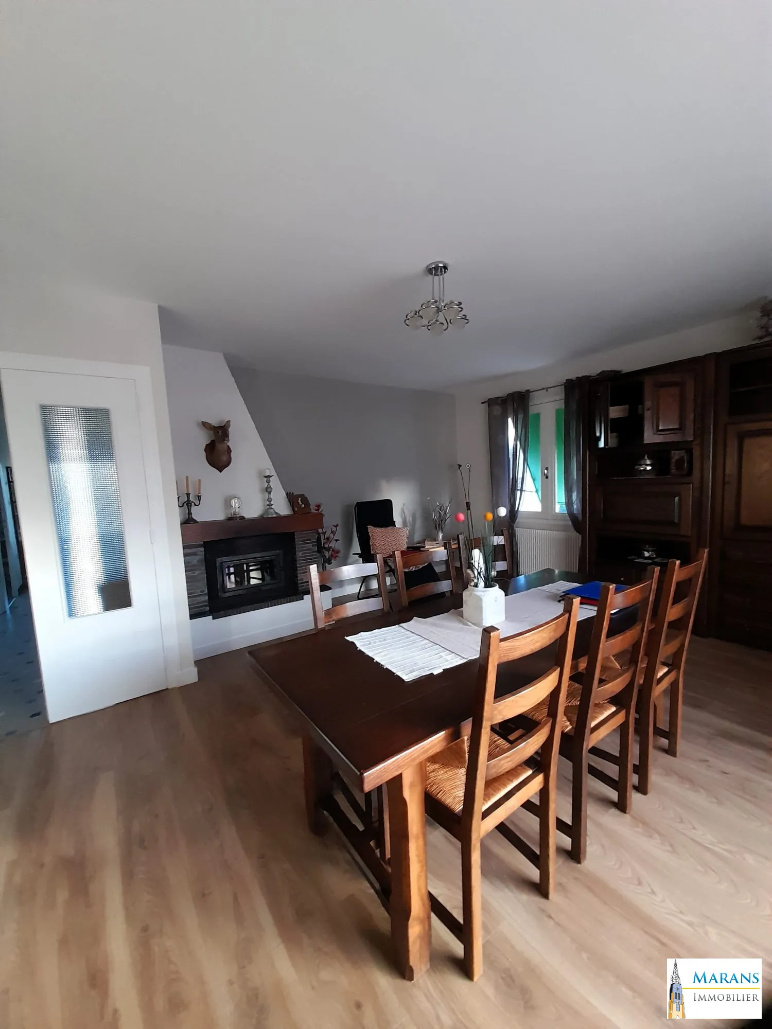 Maison de plain-pied 100 m² avec 3 chambres, garage et dépendances à La Ronde 