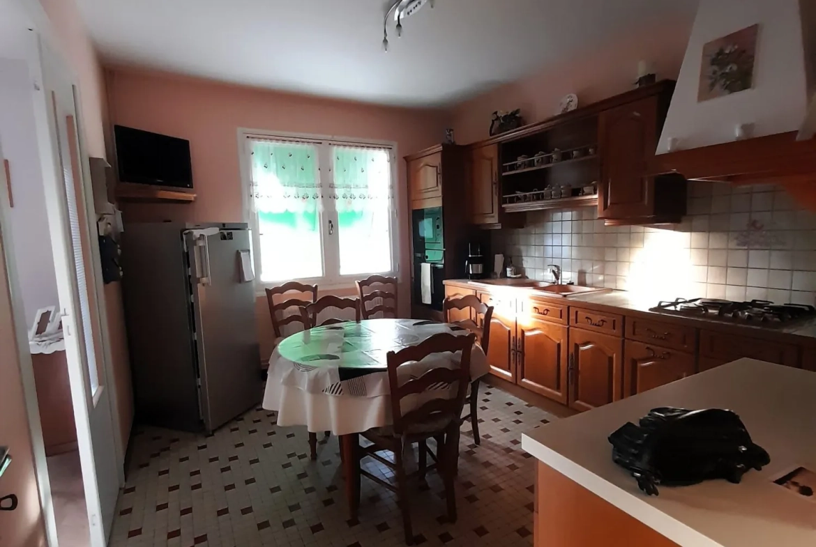 Cuisine pouvant être ouverte sur salon Maison de plain-pied 100 m² avec 3 chambres, garage et dépendances à La Ronde 