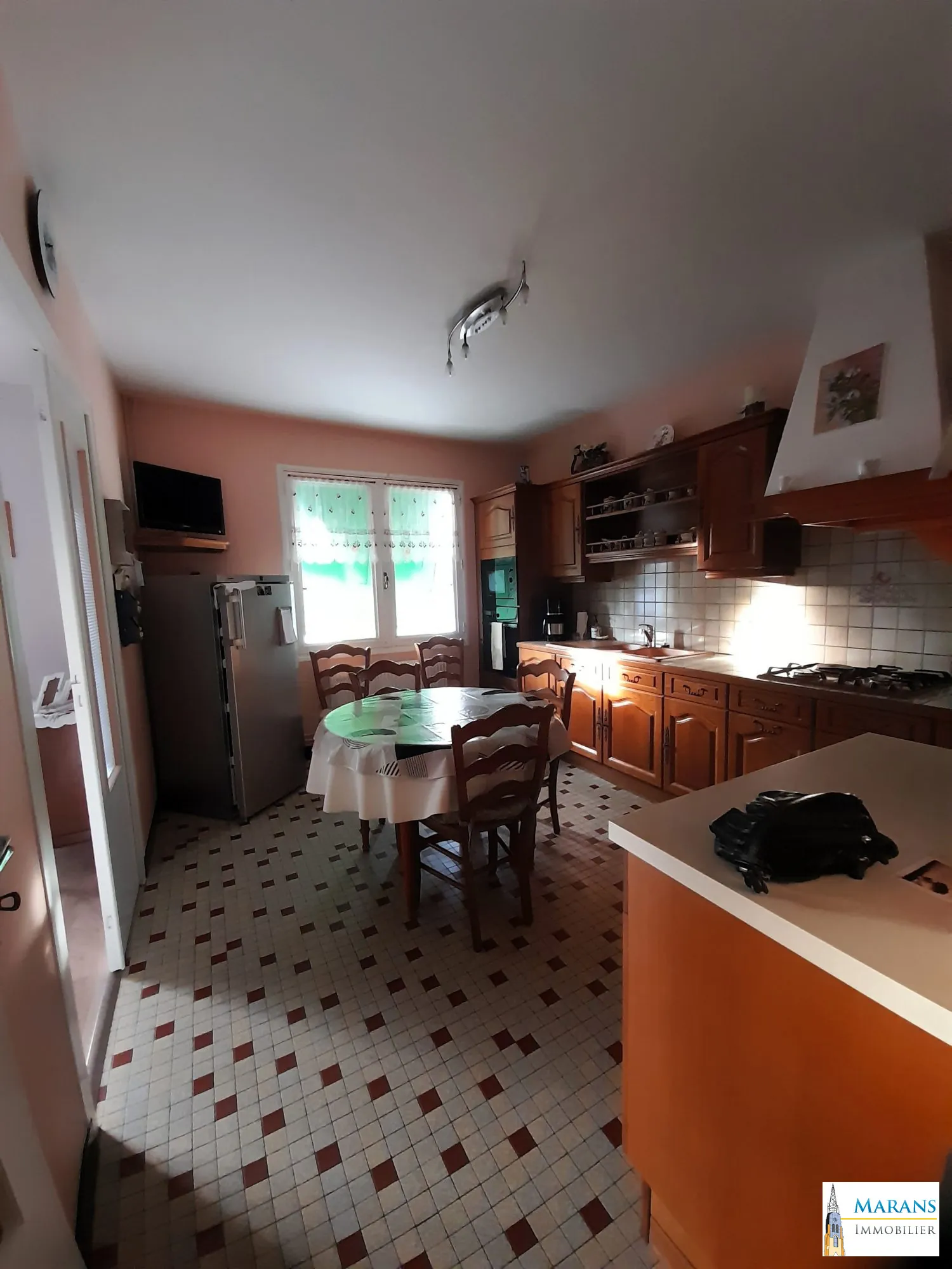 Cuisine pouvant être ouverte sur salon Maison de plain-pied 100 m² avec 3 chambres, garage et dépendances à La Ronde 