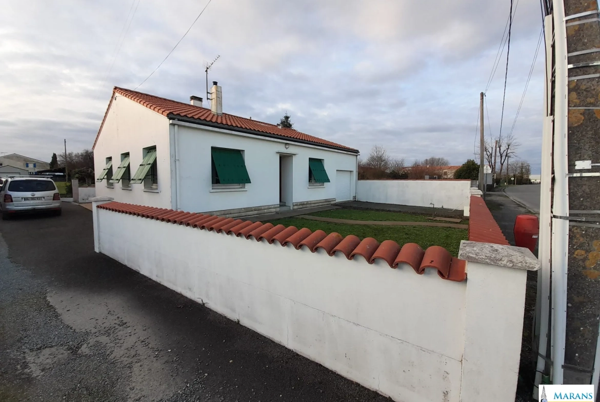 Couverture récente Maison de plain-pied 100 m² avec 3 chambres, garage et dépendances à La Ronde 