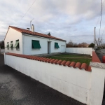 Couverture récente Maison de plain-pied 100 m² avec 3 chambres, garage et dépendances à La Ronde