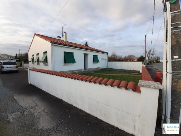 Couverture récente Maison de plain-pied 100 m² avec 3 chambres, garage et dépendances à La Ronde