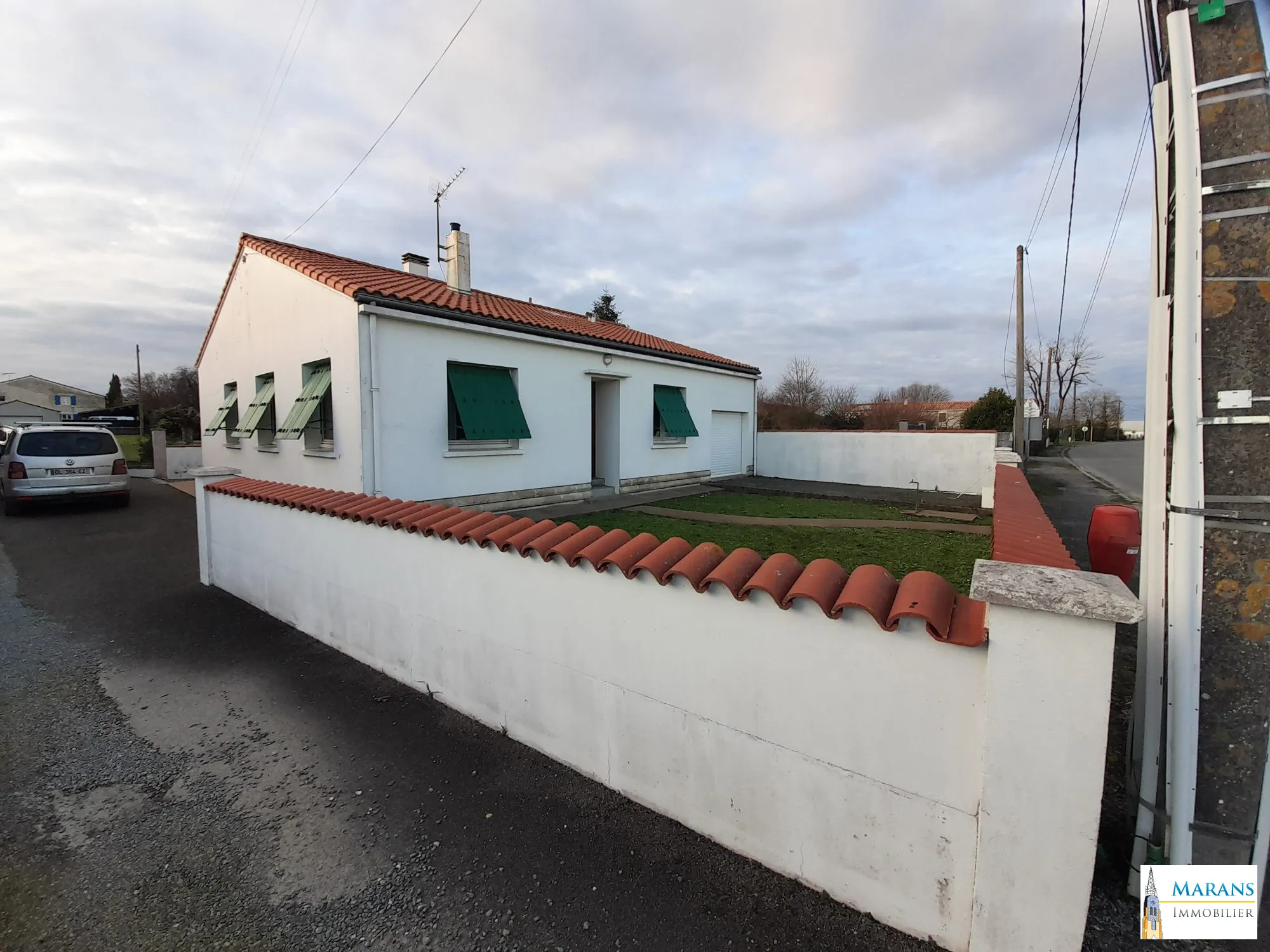 Couverture récente Maison de plain-pied 100 m² avec 3 chambres, garage et dépendances à La Ronde 