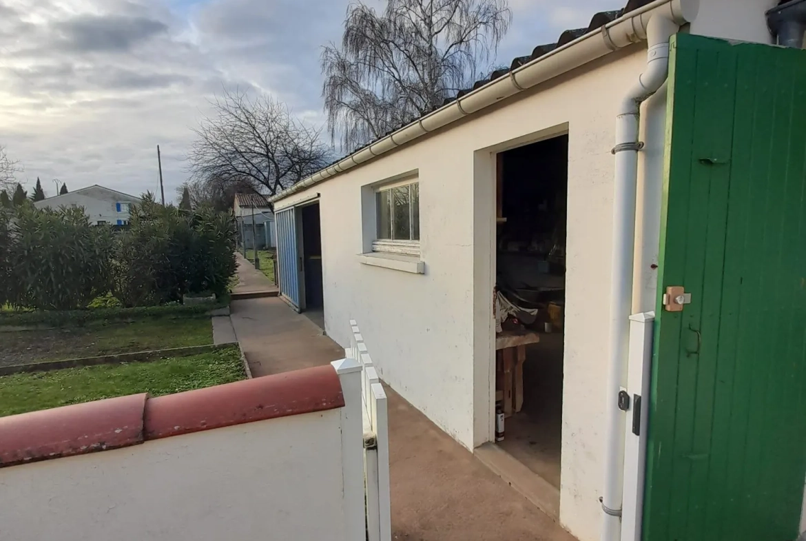 Dépendance Atelier Maison de plain-pied 100 m² avec 3 chambres, garage et dépendances à La Ronde 