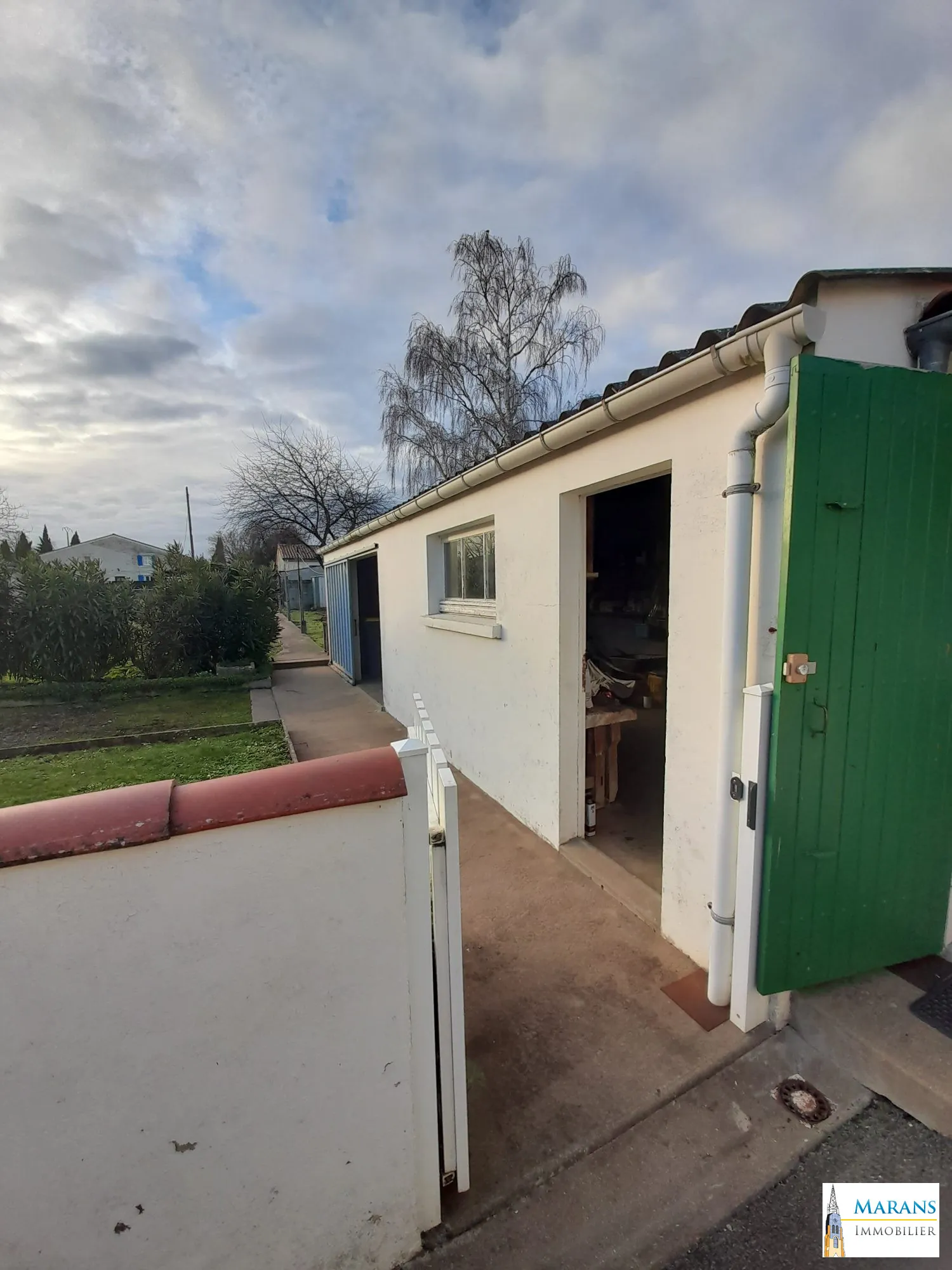 Dépendance Atelier Maison de plain-pied 100 m² avec 3 chambres, garage et dépendances à La Ronde 