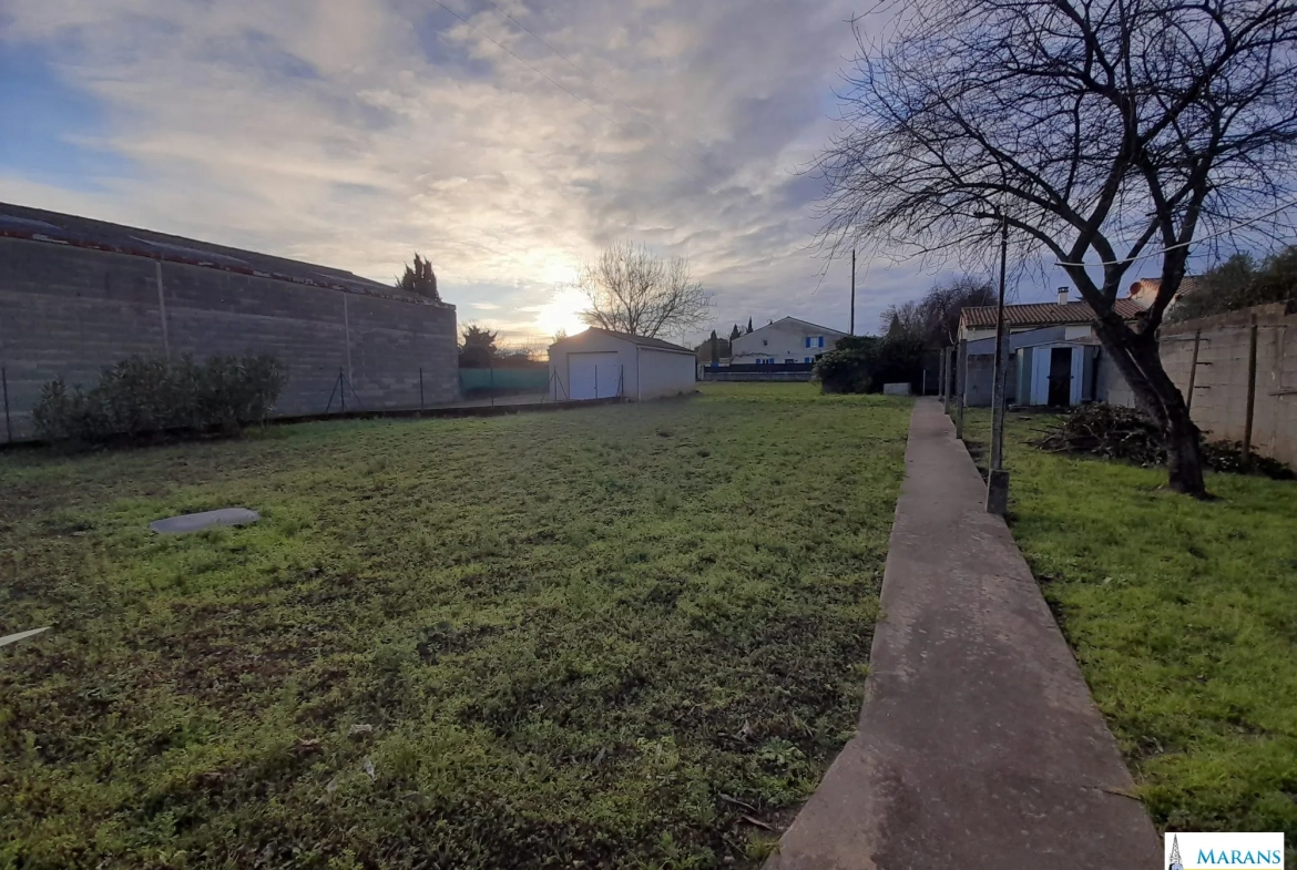 Jardin clos avec puit Maison de plain-pied 100 m² avec 3 chambres, garage et dépendances à La Ronde 