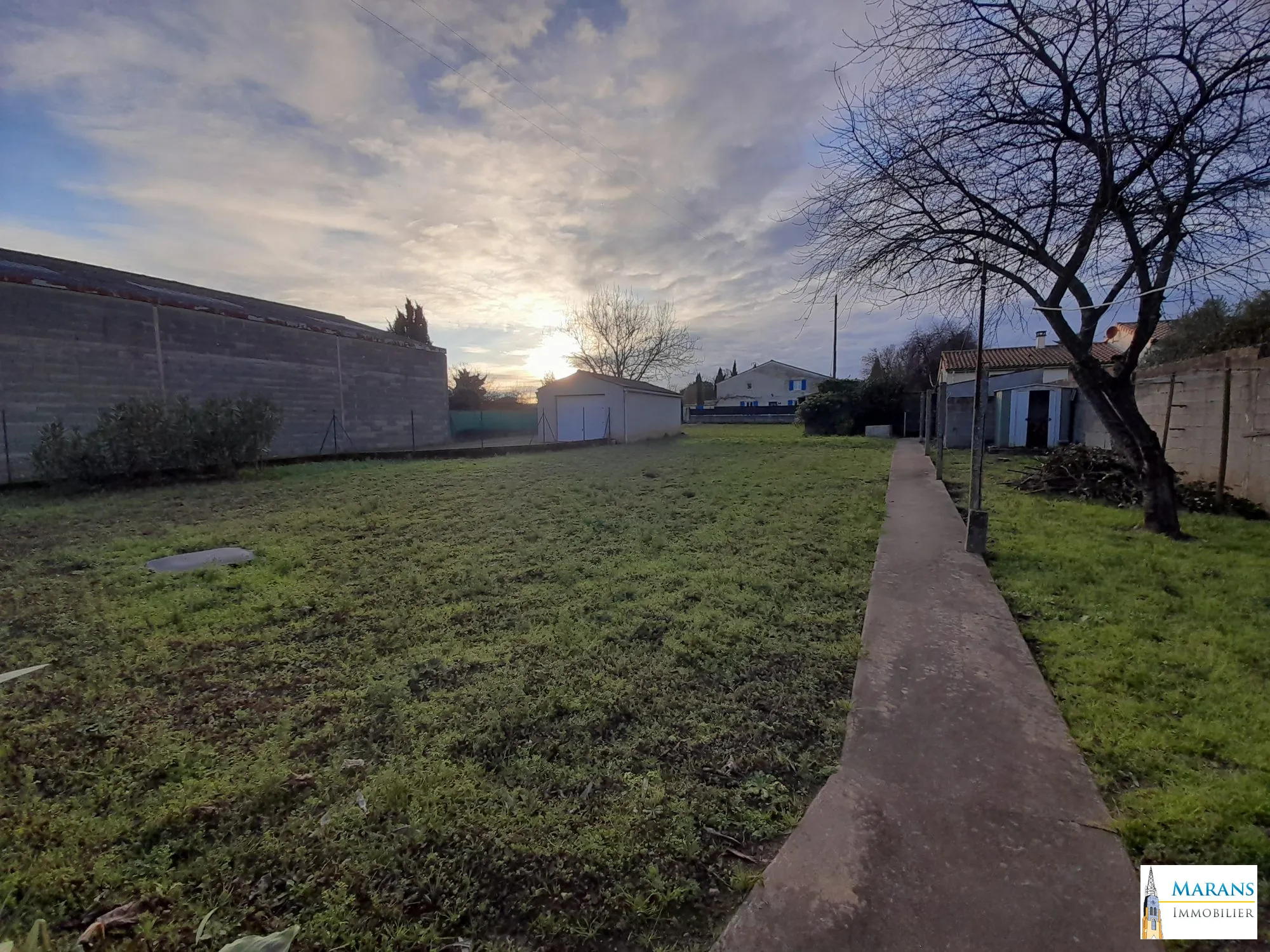 Jardin clos avec puit Maison de plain-pied 100 m² avec 3 chambres, garage et dépendances à La Ronde 