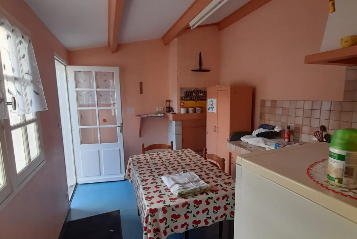 Cuisine d'été Maison de plain-pied 100 m² avec 3 chambres, garage et dépendances à La Ronde 