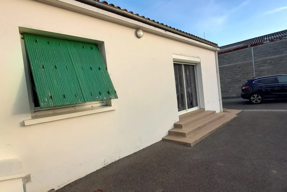 Baie DV volet électrique Maison de plain-pied 100 m² avec 3 chambres, garage et dépendances à La Ronde 